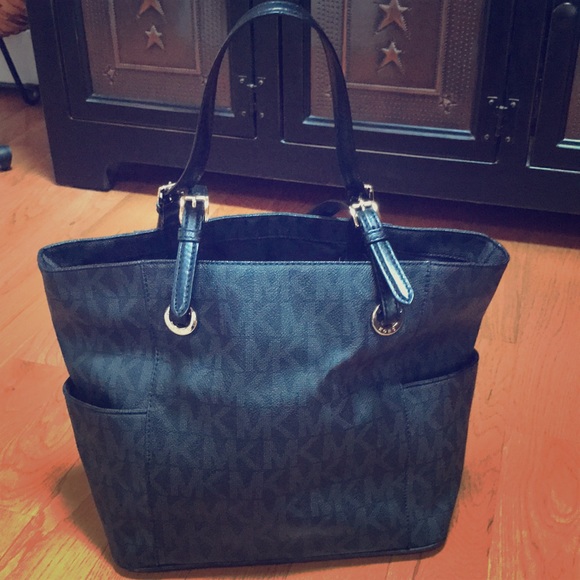 MICHAEL Michael Kors Handbags - Michael Kors Classic Tote!❣️